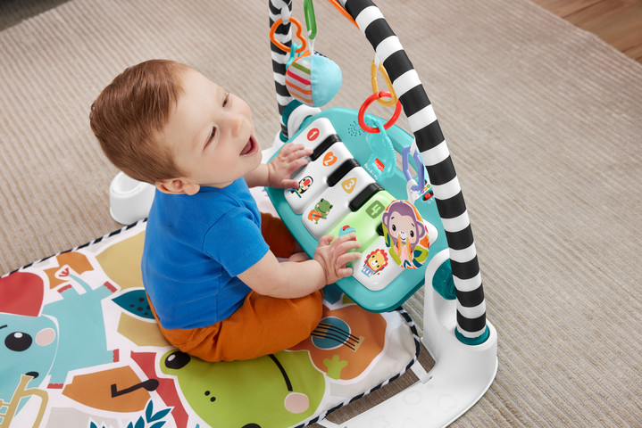 משטח פעילות מוסיקלי כולל פסנתר דגם Glow And Grow Kick & Play Piano Gym Baby Playmat With Musical Learning Toy